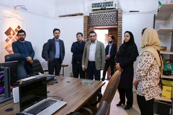 بازدید دبیر ستاد توسعه فناوری‌های فرهنگی و نرم از خانه خلاق و نوآوری آفتاب اصفهان 